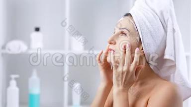 女人用面膜化妆面膜做面部按摩
